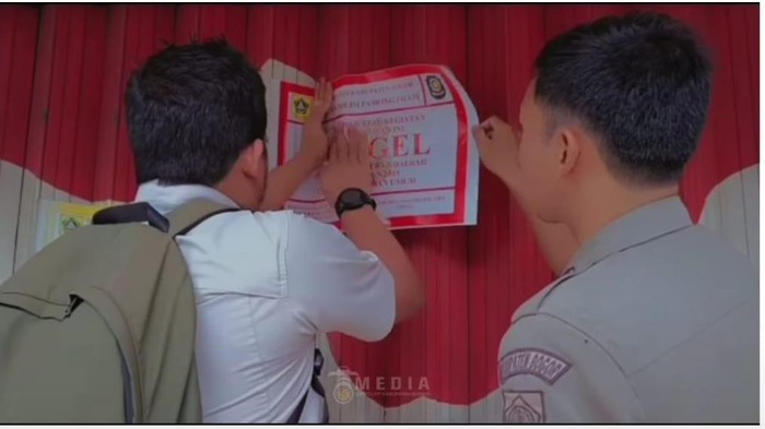 Satpol PP Kabupaten Bogor menyegel kios tak berizin di Puncak