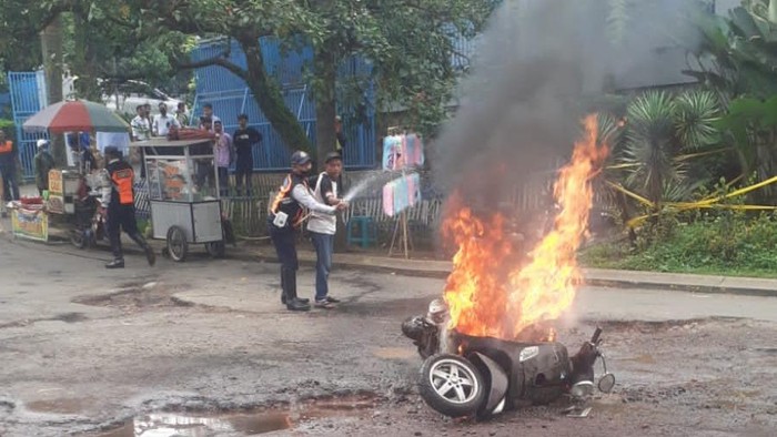 Sebuah motor otomatis Vespa terbakar di Jalan Raya Grand Depok City (GDC), Cilodong, Depok, Jabar. Kondisi lalu lintas (lalin) di lokasi sempat macet. (dok Damkar Depok)