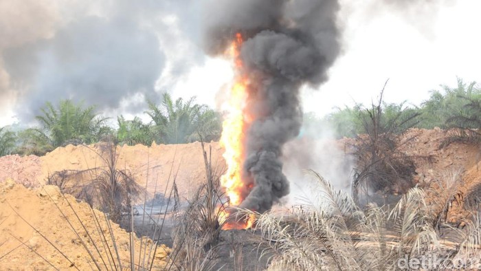 Semburan api di salah satu sumur minyak ilegal di Musi Banyuasin, Sumsel.