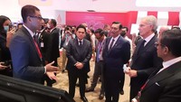 Selain early retirement, kata dia, PLN akan mencapai NZE di 2060 dengan mengoperasikan PLTU dengan Carbon Capture, Utilization, and Storage (CCUS) sebesar 19 GW. Serta melakukan biomass cofiring (mengganti sebagian batu bara dengan biomassa) di beberapa PLTU guna mencegah emisi di masa mendatang. Menurut Darmawan, sejak 2020 program cofiring ini telah berhasil dilakukan di 32 lokasi PLTU. Ini adalah ekosistem energi berbasis kerakyatan karena pasokan biomassa akan dipenuhi dari kolaborasi seluruh elemen masyarakat, ujarnya.