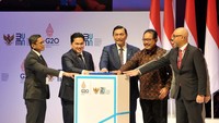 Menko Marves Luhut Binsar Pandjaitan didampingi Menteri BUMN Erick Thohir membuka SOE International Conference 2022 di Nusa Dua Bali, Senin (17/10). SOE International Conference merupakan rangkaian kegiatan untuk menyambut KTT G20, sekaligus sarana menyebarluaskan dampak transformasi BUMN bagi masyarakat Indonesia, termasuk transisi energi.
