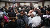 Sidang perdana gugatan yang diajukan Bambang Tri Mulyono kepada Presiden Joko Widodo (Jokowi) terkait tudingan ijazah palsu akan digelar hari ini di Pengadilan Negeri Jakarta Pusat, Selasa (18/10/2022).