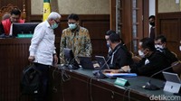 Para terdakwa berkonsultasi dengan kuasa hukumnya.
