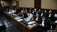 Pengadilan Tindak Pidana Korupsi DKI Jakarta kembali menggelar sidang lanjutan kasus dugaan korupsi terkait pemberian fasilitas izin ekspor crude palm oil (CPO) dan turunannya. Agenda kali ini pemeriksaan saksi-saksi, Selasa (18/10/2022).