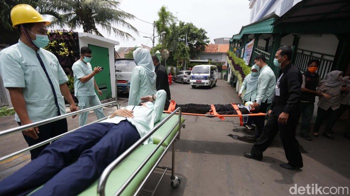 BPBD DKI Jakarta melakukan simulasi bencana gempa bumi di RSUD Kemayoran, Jakarta, Selasa (18/10/2022). Begini suasananya.