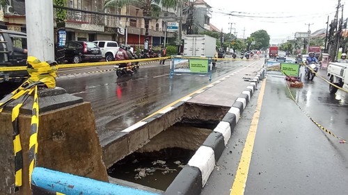 Situasi lalu lintas di Jalan Gatot Subroto (Gatsu) Barat, Denpasar, Bali, tepatnya di kilometer 5+430 yang jebol dari bagian bawah, Selasa (18/10/2022).