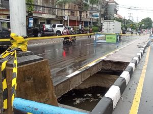 Jalan Gatsu Barat Denpasar Jebol, Ruas Ditutup Sebagian