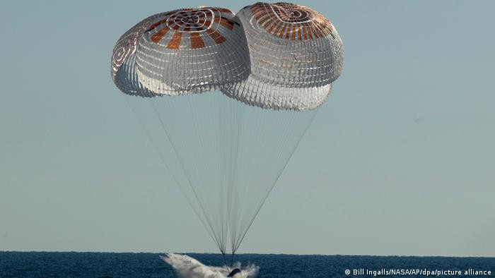Empat astronaut sukses kembali ke Bumi dengan kapsul SpaceX Dragon Crew. Mereka mendarat di Bumi setelah menyelesaikan misi enam bulan di ISS.