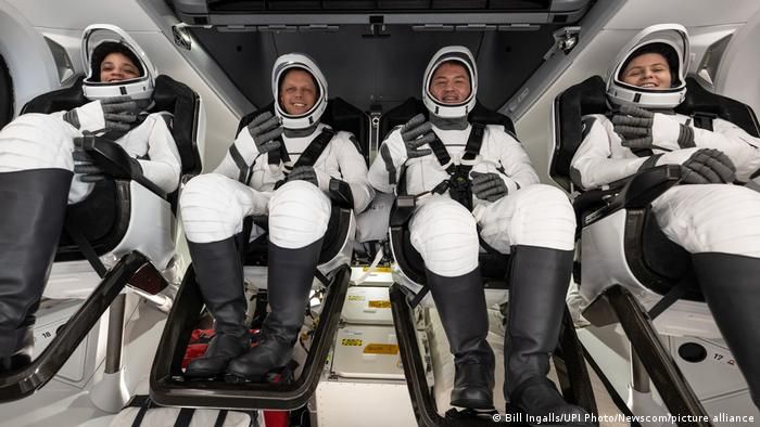 Empat astronaut sukses kembali ke Bumi dengan kapsul SpaceX Dragon Crew. Mereka mendarat di Bumi setelah menyelesaikan misi enam bulan di ISS.