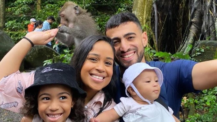 Striker PSM Makassar Everton Nascimento berlibur di Bali bersama keluarga