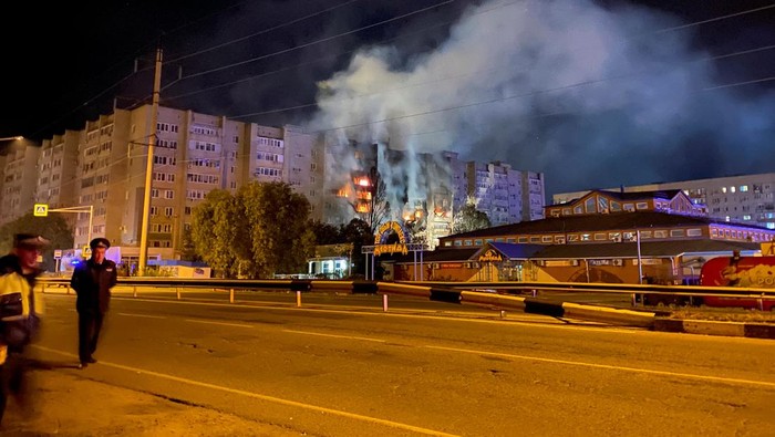 Sukhoi Rusia Tabrak Apartemen di Wilayah Sendiri, 6 Tewas A view shows a site of a plane crash on residential building in the southern city of Yeysk, Russia October 17, 2022. REUTERS/Stringer NO RESALES. NO ARCHIVES
