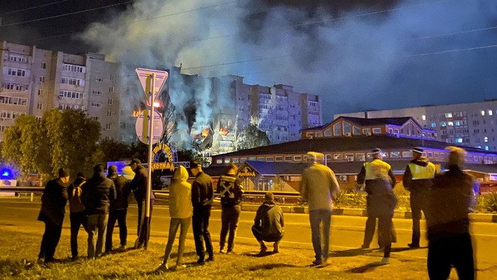 Sukhoi Rusia Tabrak Apartemen di Wilayah Sendiri, 6 Tewas A view shows a site of a plane crash on residential building in the southern city of Yeysk, Russia October 17, 2022. REUTERS/Stringer NO RESALES. NO ARCHIVES