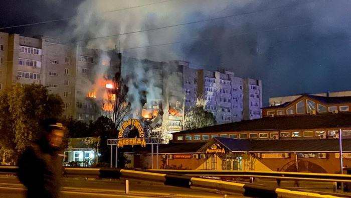 Sukhoi Rusia Tabrak Apartemen di Wilayah Sendiri, 6 Tewas A view shows a site of a plane crash on residential building in the southern city of Yeysk, Russia October 17, 2022. REUTERS/Stringer NO RESALES. NO ARCHIVES