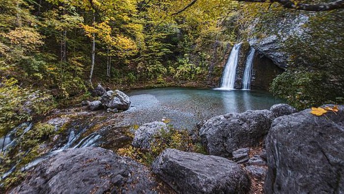 Temaram Musim Gugur di Air Terjun Gunung Para Dewa Yunani Autumn scenery of waterfall and ponds with crystal clear water as seen in the forest of Mount Olympus, between Dionysiou Monastery and Prionia at an altitude of 1000m. Mount Olympus is the highest mountain in Greece with its peak Mytikas rising at 2918m above sea level. The mountain is a National Park and in Greek Mythology it was the home of the 12 Olympian ancient Greek gods. The mountain has exceptional biodiversity and rich flora and is a World Biosphere Reserve attracting thousands of visitors to admire its fauna and flora, walk in the different kind of forests or tour its slopes and climb its peaks or trek around the refuges or the mountaineering or climbing routes as the mountain has 52 peaks and deep gorges. Olympus is about 100km away from Thessaloniki city and just a few kilometers from the beaches of Pieria. Mount Olympus, Greece on October 2022 (Photo by Nicolas Economou/NurPhoto via Getty Images)