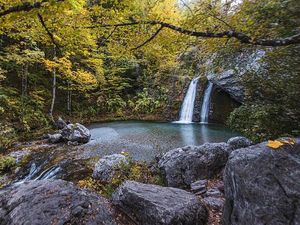 Temaram Musim Gugur di Air Terjun Para Dewa