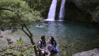 Travelers bisa berenang di air yang jernih ini.  