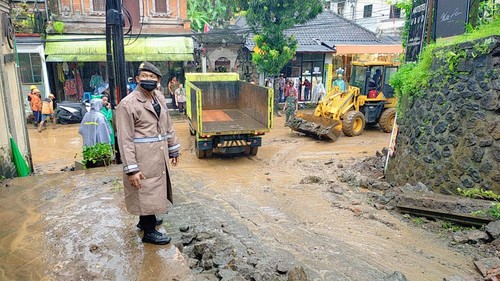 Tembok SMPN 1 Ubud jebol menimpa mobil dan materialnya menutup jalan akibat hujan deras, Selasa (18/10/2022). (dok. Polsek Ubud)