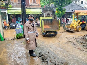 Hujan Deras, Tembok SMPN 1 Ubud Jebol Timpa Mobil-Tutupi Badan Jalan