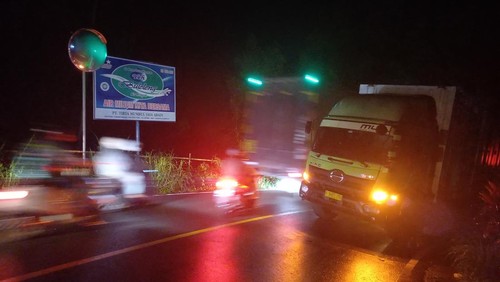 Truk bermuatan minuman alami selip dan ban meledak di Jalur Singaraja - Denpasar, Buleleng, Bali, Selasa (18/10/2022).