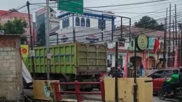 Truk mogok di depan DTC Pancoran Mas (dok. Istimewa)