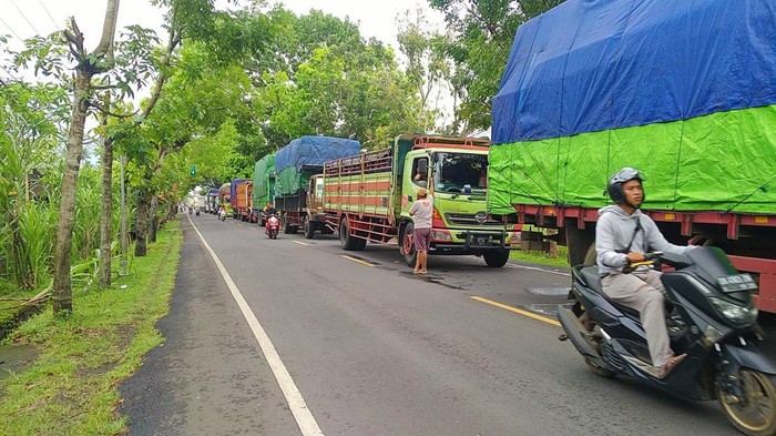 Truk-truk menuju Denpasar terjebak macet dari Desa Dangin Tukadaya hingga mendekati jembatan Bilukpoh, Desa Tegal Cangkring, Jembrana, Selasa (18/10/2022).