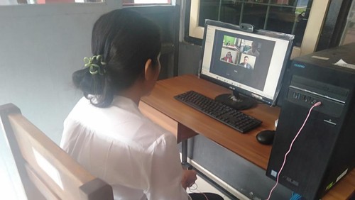 Terdakwa korupsi BUMDes Gema Matra, Desa Pucaksari, Kecamatan Busungbiu, Buleleng, Ni Putu Masdarini, menjalani sidang putusan secara daring pada Selasa (18/10/2022).