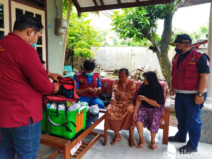 Warga Banyuwangi berobat usai banjir yang menggenangi rumahnya surut