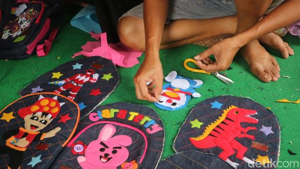 Warga Jepara sulap limbah jin jadi tas anak dengan karakter lucu.