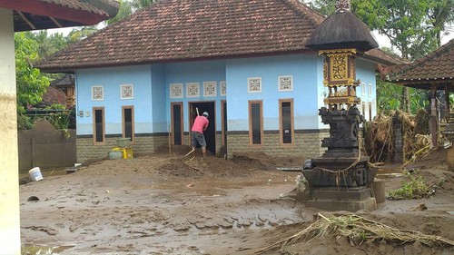Warga membersihkan rumah dari lumpur akibat banjir bandang di Lingkungan Biluk Poh, Kelurahan Tegal Cangkring, Mendoyo, Jembrana, Bali, Selasa (18/10/2022). (I Ketut Suardika/detikBali)
