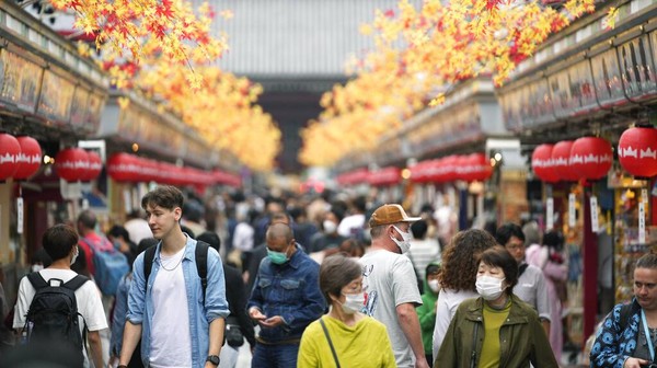Kawasan Asakusa kembali ramai dikunjungi turis asing usai Jepang membuka perbatasan dan bebas visa.  