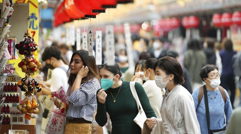 Wisata Jepang Kembali Diserbu Turis Asing Foreign tourists take a rest over ice cream as they visit a promenade lined with souvenir shops leading to the Sensoji Buddhism temple in the famed Asakusa entertainment district of Tokyo, Monday, Oct. 17, 2022. (AP Photo/Hiro Komae)
