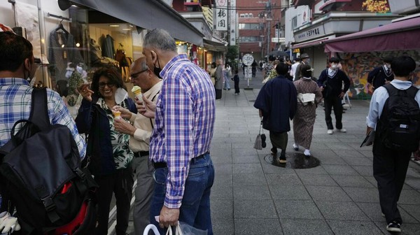 Pemerintah Jepang berharap masuknya turis yang tertarik berkunjung karena melemahnya mata uang yen, akan dapat meningkatkan perekonomian.  