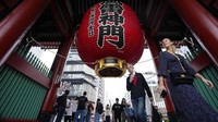 Di ujung jalan Asakusa ada kuil Buddha Sensoji yang bisa juga didatangi wisatawan.  