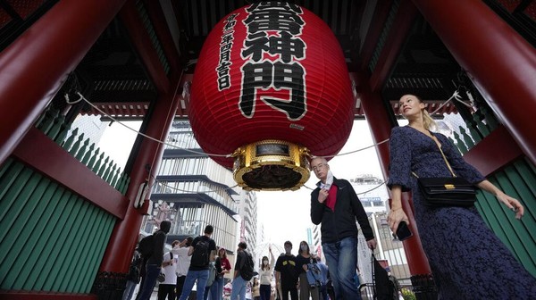 Di ujung jalan Asakusa ada kuil Buddha Sensoji yang bisa juga didatangi wisatawan.  