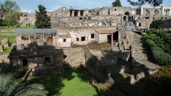 POMPEI, ITALY - APRIL 12:  General view of the archaeological site on April 12, 2014 in Pompei, Italy.  The Italian government has enacted a series of provisions for the strengthening of the private security inside the archaeological site, following the recent theft of part of the fresco of Artemis. In 2013 Pompeii was visited by almost 2.5 million tourists.  (Photo by Giorgio Cosulich/Getty Images)