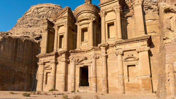 Kota Petra pernah menjadi ibu kota Nabatean dan merupakan pusat perdagangan penting yang menghubungkan Asia dan Arab dengan Barat. Bangunannya yang rumit dan berwarna kecoklatan diukir langsung ke batu. Kota ini kemudian menjadi salah satu tempat wisata paling populer di Yordania. (Petr Svarc/Getty Images) Â Kota Petra pernah menjadi ibu kota Nabatean dan merupakan pusat perdagangan penting yang menghubungkan Asia dan Arab dengan Barat. Bangunannya yang rumit dan berwarna kecoklatan diukir langsung ke batu. Kota ini kemudian menjadi salah satu tempat wisata paling populer di Yordania. (Petr Svarc/Getty Images) Â