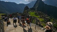 Dikelilingi oleh puncak gunung yang mejulang di atas Lembah Urubamba, Machu Picchu di Peru adalah salah satu kota yang hilang paling misterius dan ditemukan secara tidak sengaja oleh sejarawan bernama Hiram Bingham pada 1911. Hanya dihuni antara abad ke-15 dan ke-16, para arkeolog percaya kota itu ditinggalkan karena Penaklukan Spanyol. (Artur Widak/Getty Images)  