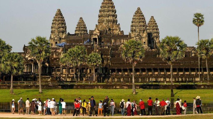 This picture taken on April 7, 2022 shows tourists visiting the Angkor Wat temple complex, a UNESCO World Heritage Site, in Siem Reap province. - - TO GO WITH Cambodia-economy-tourism, FOCUS by Suy SE (Photo by TANG CHHIN Sothy / AFP) / TO GO WITH Cambodia-economy-tourism, FOCUS by Suy SE (Photo by TANG CHHIN SOTHY/AFP via Getty Images)