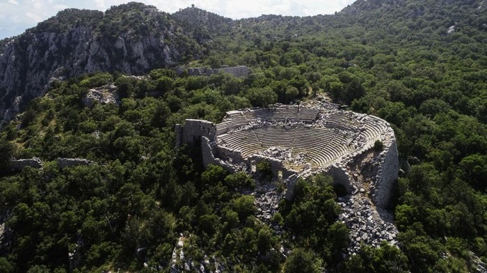 10 Kota Kuno yang Dulu Eksis Kini Telah Hilang ANTALYA, TURKEY - JUNE 04: A drone photo shows an aerial view of Termessos ancient city in Kutahya, Turkey on June 04, 2020. (Photo by Orhan Cicek/Anadolu Agency via Getty Images)