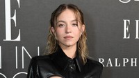 Dalam kesempatan tersebut, Sydney Sweeney mengenakan busana leather berwarna hitam. (Foto: AFP via Getty Images/VALERIE MACON)