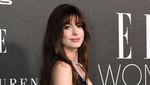 Anne Hathaway Anggun Bergaun Backless