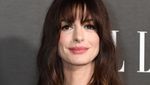 Anne Hathaway Anggun Bergaun Backless