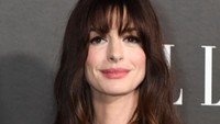 Potret Anne Hathaway menghadiri acara tahunan ELLE Women In Hollywood ke-29. (Foto: AFP via Getty Images/VALERIE MACON)