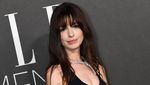 Anne Hathaway Anggun Bergaun Backless