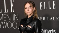 Busana yang dia kenakan terbuka sedikit di bagian dada dan perut sehingga mengekspos otot perut Sydney Sweeney. (Foto: WireImage,/Jon Kopaloff)