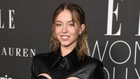 Dengan tatanan rambut yang simpel dan santai, Sydney Sweeney umbar senyum saat berfoto di walk of fame. (Foto: WireImage,/Jon Kopaloff)