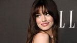 Anne Hathaway Anggun Bergaun Backless