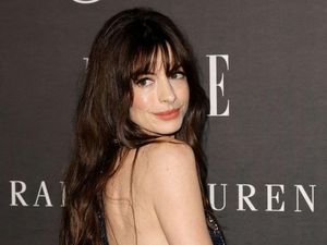 Anne Hathaway Jadi Pembicara B20 di Bali