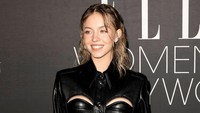 Kontras dengan warna tersebut, jari-jari Sydney Sweeney dicat merah dan terlihat mencolok. (Foto: Getty Images/Kevin Winter)