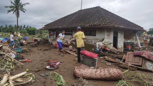 Dua warga mengumpulkan barang-barangnya setelah rumahnya sempat disapu banjir di Desa Tegal Cangkring, Jembrana, Bali, Selasa (18/10/2022). Banjir bandang akibat meluapnya Sungai Biluk Poh tersebut melanda empat kecamatan di Kabupaten Jembrana sehingga sedikitnya 45 unit rumah rusak dan sekitar 117 kepala keluarga mengungsi. ANTARA FOTO/Dicky Bisinglasi/nym.